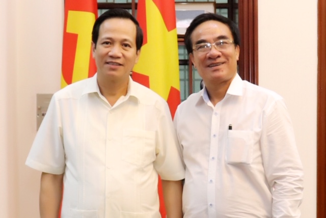 Cổng TTĐT Bộ Lao động- Thương binh và Xã hội 1.-BT-và-ông-Vũ-Hồng-Oai.jpg