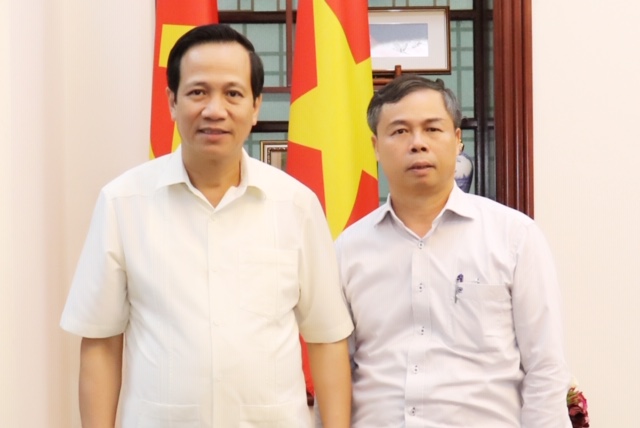 Cổng TTĐT Bộ Lao động- Thương binh và Xã hội 2.-BT-và-Hiệu-trưởng-Trần-Văn-Khiêm.-Nam-Định_1.jpg