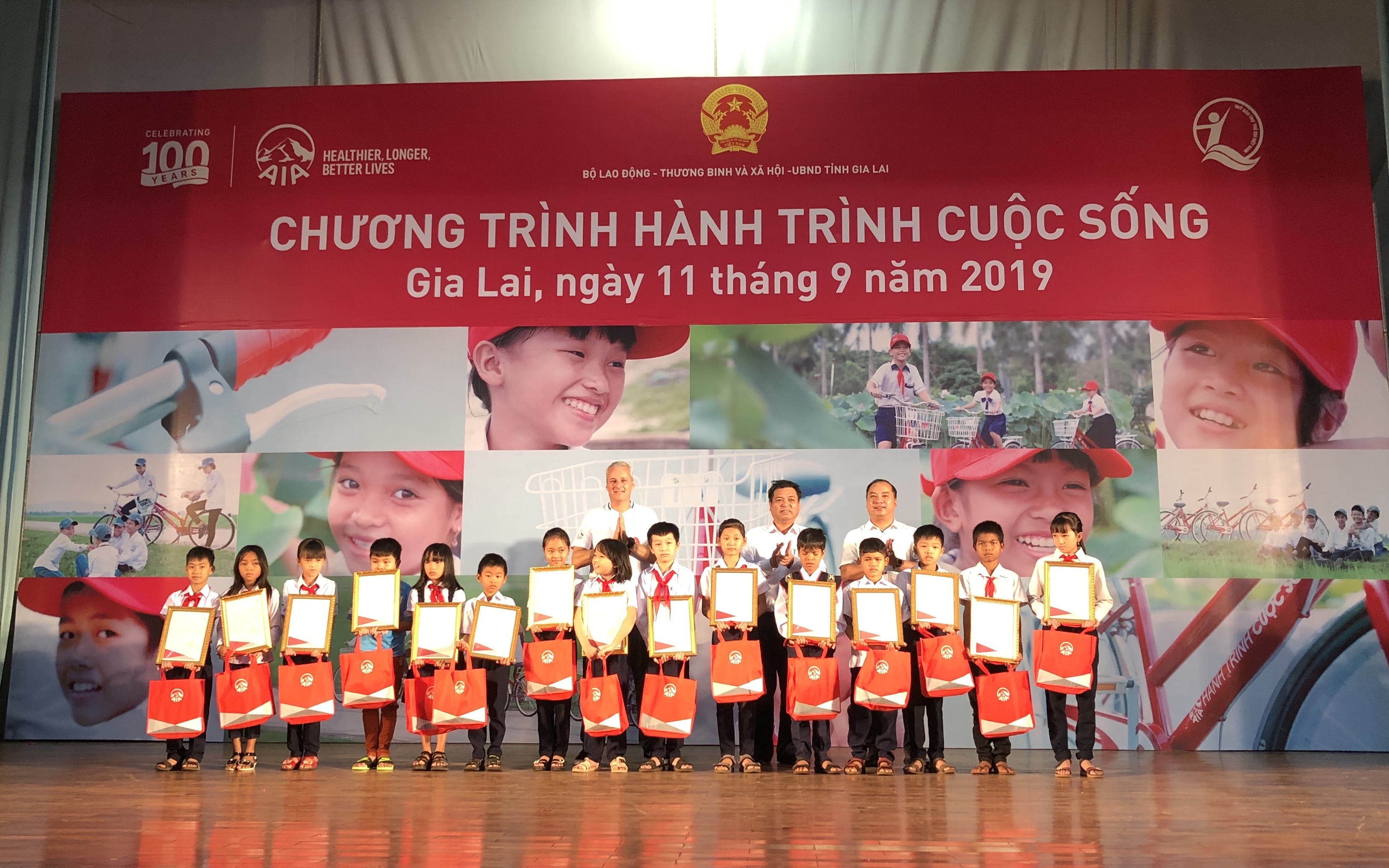 Cổng TTĐT Bộ Lao động- Thương binh và Xã hội Lãnh-đạo-Quỹ-BTTEVN,-Lãnh-đạo-UBND-tỉnh-Gia-Lai,-nhà-tài-trợ-trao-quà-cho-trẻ-em-tại-chương-trình.jpg