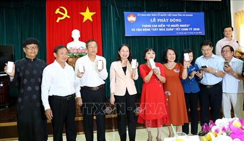 vna-potal-an-giang-phat-dong-thang-cao-diem-vi-nguoi-ngheo-nam-2019-154116155-stand-1.jpg