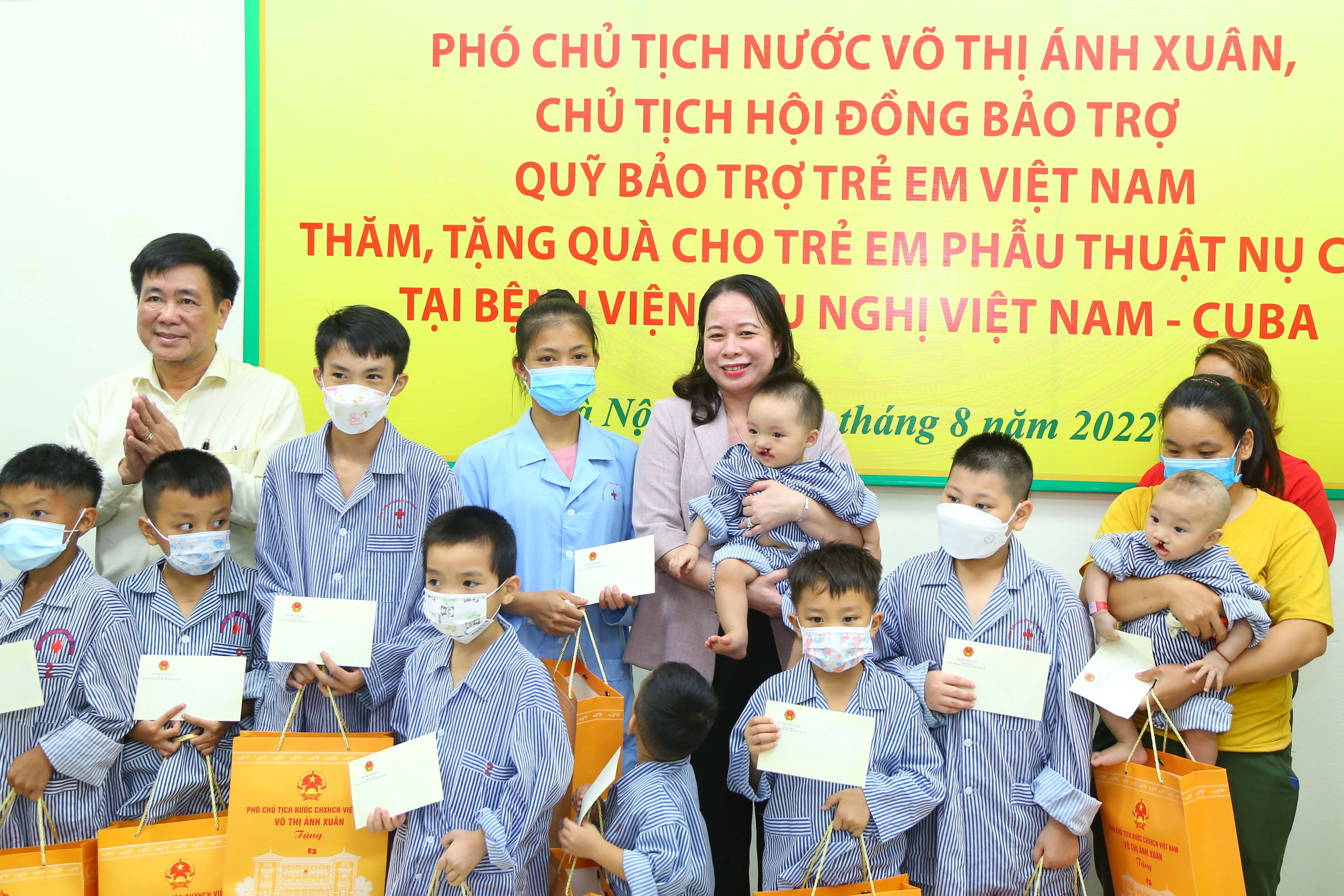 PCTN-trao-hỗ-trợ-và-tặng-quà-cho-trẻ-em-đang-điều-trị,-phẫu-thuật-tại-BV.jpg