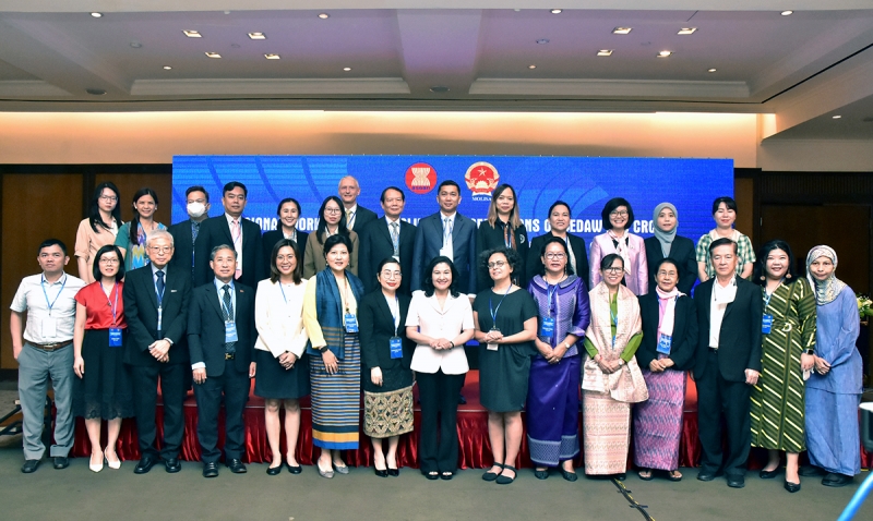 dai-bieu-chup-anh-luu-niem-133476.jpg