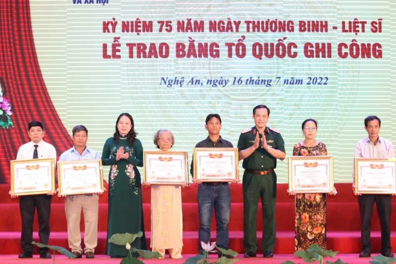 trao-bang-vinh1-202421.jpg