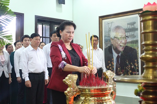 Trao học bổng cho học sinh có hoàn cảnh đặc biệt khó khăn và nhà tình nghĩa cho gia đình chính sách  - Ảnh 3