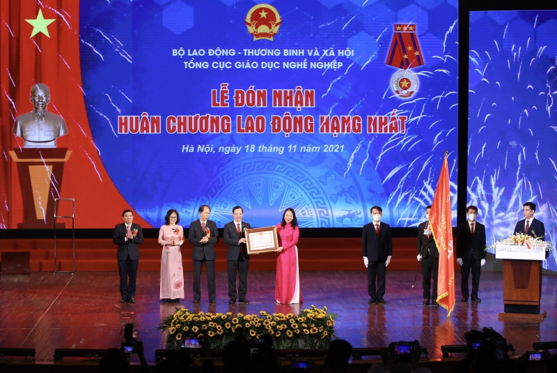 Phó Chủ tịch nước Võ Thị Ánh Xuân trao Huân chương Lao động hạng Nhất cho Tổng cục Giáo dục nghề nghiệp
