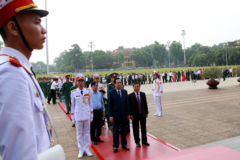 Đoàn đại biểu thương binh nặng tiêu biểu dâng hương và viếng Lăng Hồ Chủ tịch - Ảnh 3