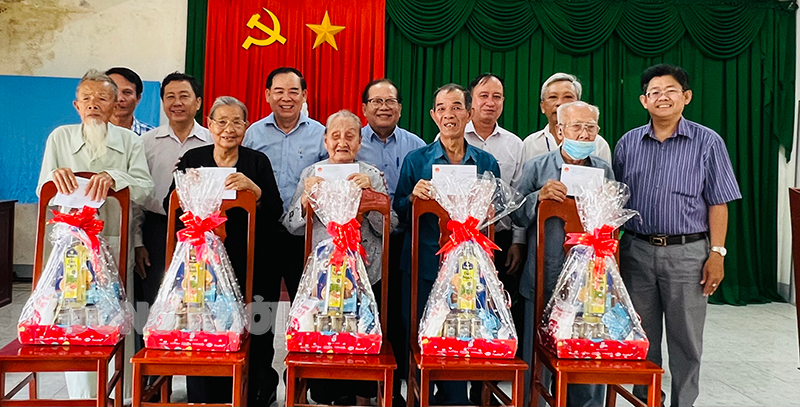 Chủ tịch UBND tỉnh Trần Ngọc Tam tặng quà cho gia đình có công cách mạng.