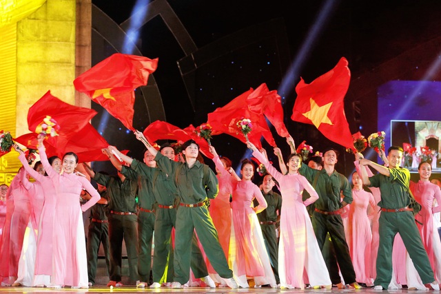 'Khúc tráng ca hòa bình' tại 6 điểm cầu trên cả nước - Ảnh 1. 'Khúc tráng ca hòa bình' tại 6 điểm cầu trên cả nước - Ảnh 1.