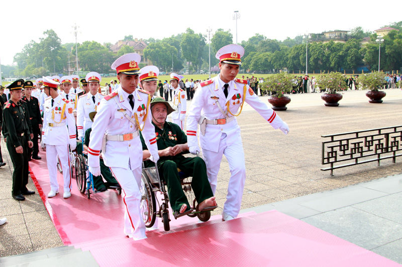 Đoàn đại biểu thương binh nặng tiêu biểu dâng hương và viếng Lăng Hồ Chủ tịch - Ảnh 4