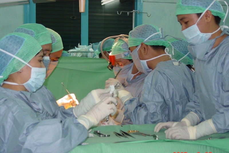 Ngành y là một trong những lĩnh vực có nhiều người được nghỉ hưu ở tuổi cao hơn. Ảnh minh họa