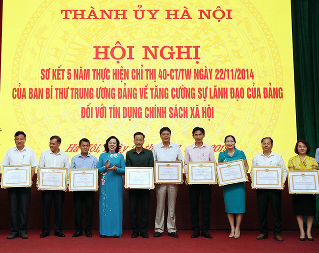 Phó Bí thư thường trực Thành ủy Hà Nội Ngô Thị Thanh Hằng trao bằng khen cho các tập thể, cá nhân xuất sắc.