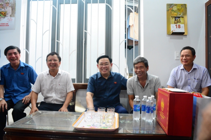 Cổng TTĐT Bộ Lao động- Thương binh và Xã hội Chủ tịch Quốc hội Vương Đình Huệ cùng đoàn công tác đến thăm, tặng quà gia đình chính sách người có công tại TP Huế nhân dịp Kỷ niệm 76 năm ngày Thương binh - Liệt sĩ