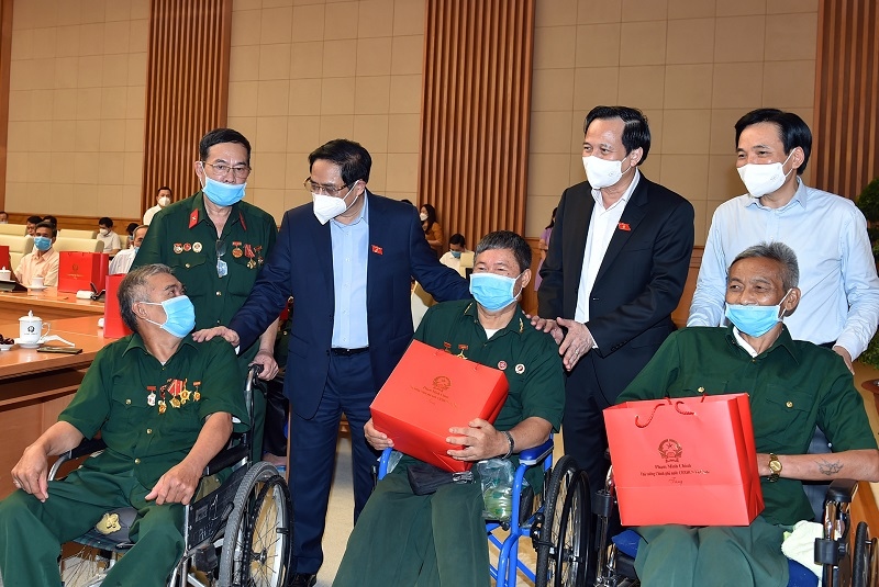 Thủ tướng Phạm Minh Chính gặp mặt và tặng quà các đại biểu người có công với cách mạng.