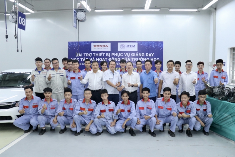 Các đại biểu tham dự sự kiện chụp ảnh lưu niệm cùng sinh viên nhà trường