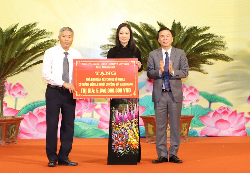 Bí thư Tỉnh ủy Thanh Hóa Đỗ Trọng Hưng trao tặng nhà đại đoàn kết cho 92 hộ nghèo có thành viên là người có công với cách mạng tỉnh Thanh Hóa