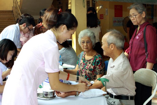 Việt Nam có tốc độ già hóa dân số nhanh nhất thế giới - Ảnh 1.
