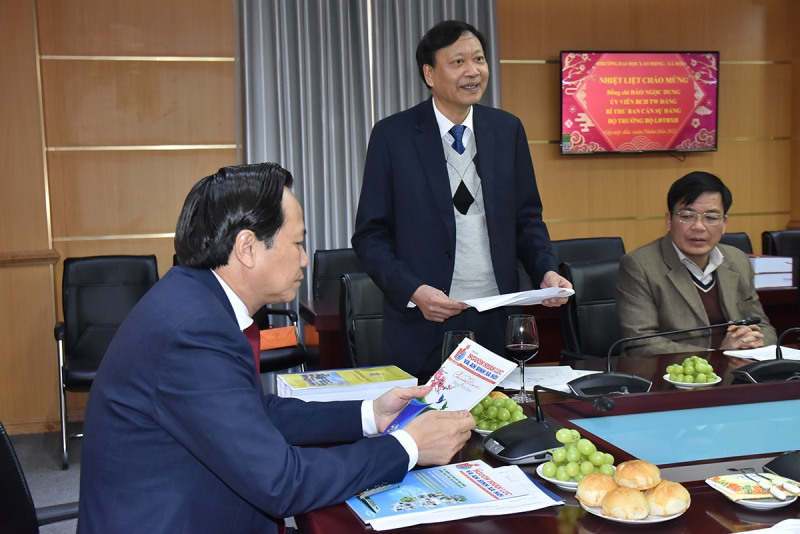 Hiệu trưởng Hà Xuân Hùng báo cáo những kết quả nổi bật của trường trong năm 2021 và phương hướng, nhiệm vụ trong năm 2022