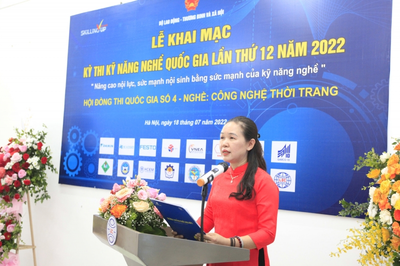 Bà Nguyễn Thị Bích Thủy, Phó Tổng giám đốc Tổng công ty May 10  phát biểu lại buổi lễ