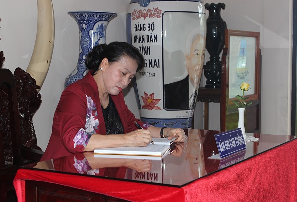 Trao học bổng cho học sinh có hoàn cảnh đặc biệt khó khăn và nhà tình nghĩa cho gia đình chính sách  - Ảnh 6