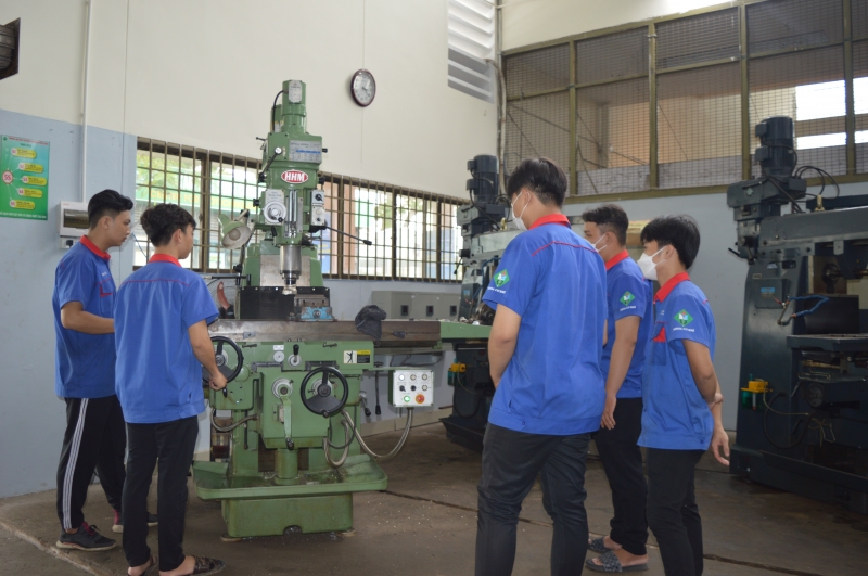 Tỷ lệ lao động qua đào tạo đạt 64%; trong đó tỷ lệ lao động qua đào tạo có bằng cấp, chứng chỉ đạt 32%.