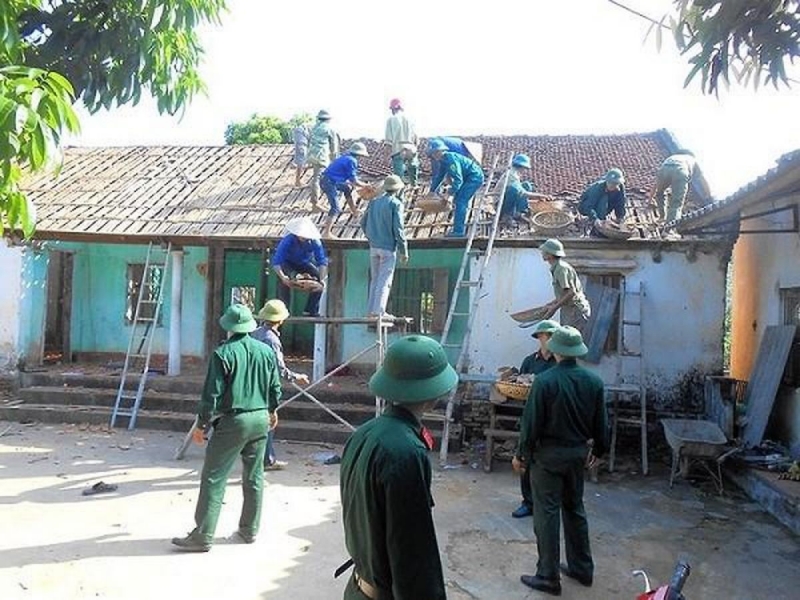 Lực lượng quân đội hỗ trợ người có công với cách mạng cải thiện nhà ở. 