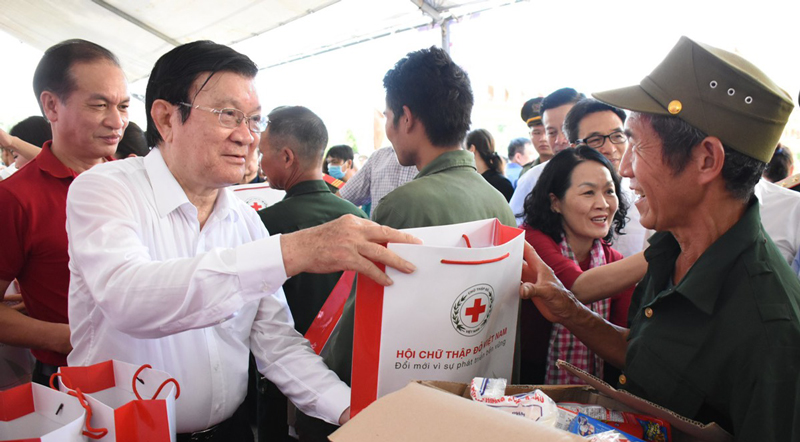 Nguyên Chủ tịch nước Trương Tấn Sang tặng quà tri ân người có công tại tỉnh Hà Giang.