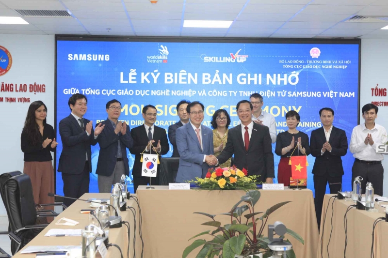 Tổng cục trưởng Tổng cục GDNN Trương Anh Dũng và ông Choi Joo Ho – Tổng giám đốc Samsung Vietnam ký kết, Biên bản ghi nhớ