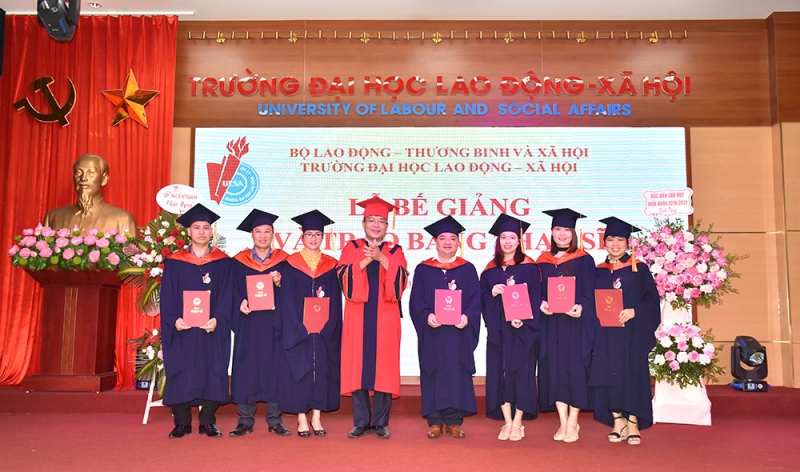 PGS. TS Lê Thanh Hà, Chủ tịch Hội đồng trường trao bằng tốt nghiệp cho các tân thạc sĩ