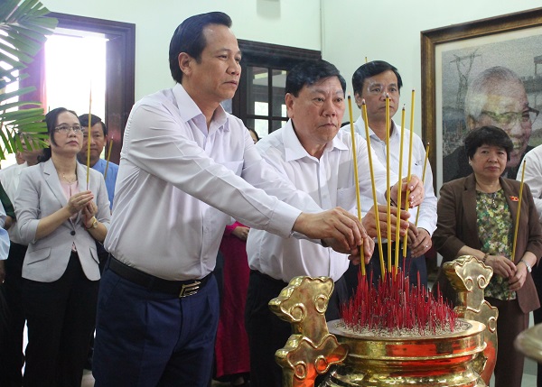 Trao học bổng cho học sinh có hoàn cảnh đặc biệt khó khăn và nhà tình nghĩa cho gia đình chính sách  - Ảnh 4