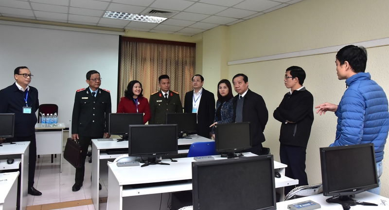 Thứ trưởng Nguyễn Thị Hà và các thành viên Hội đồng thi tuyển, Ban Giám sát kiểm tra cơ sở vật chất phục vụ thi vòng 1