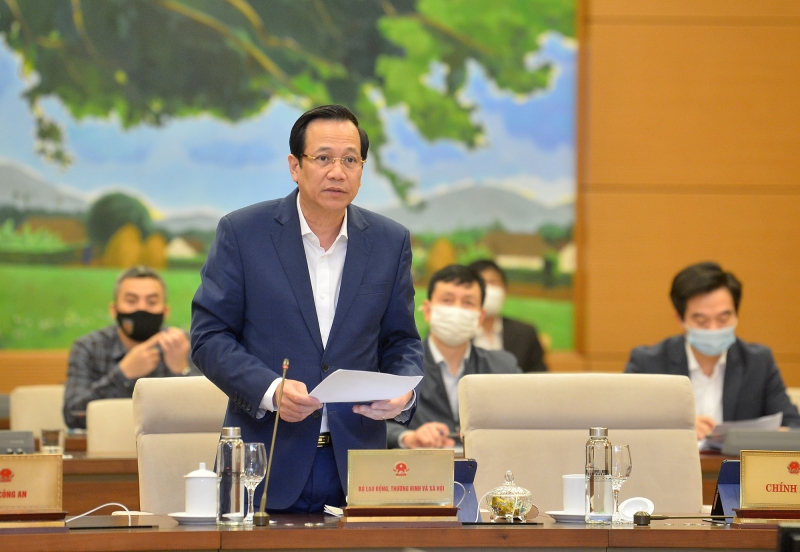 Thay mặt Chính phủ, Bộ trưởng Đào Ngọc Dung trình bày Tờ trình tại Phiên họp