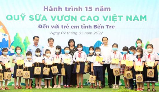 Tặng sữa cho trẻ em có hoàn cảnh khó khăn.