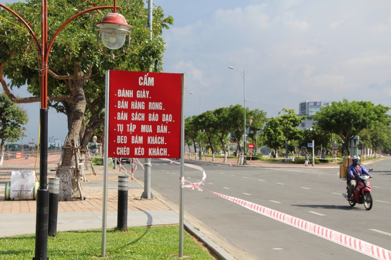 Nhiều tuyến đường trên địa bàn thành phố đặt biển cấm bán hàng rong, đánh giày, đeo bám, chèo kéo khách.