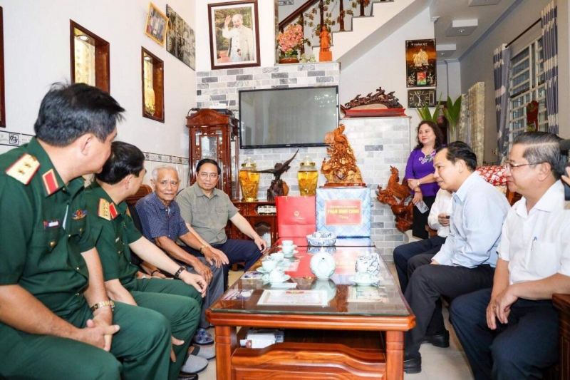 Thủ tướng Phạm Minh Chính và Đoàn công tác đã đến thăm, tặng quà gia đình thương binh Nguyễn Văn Khởi