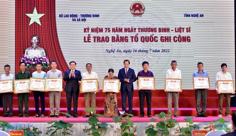 Chủ tịch Quốc hội Vương Đình Huệ; Bộ trưởng Đào Ngọc Dung trao Bằng Tổ quốc ghi công cho các thân nhân liệt sĩ nhân kỷ niệm 75 năm Ngày Thương binh - Liệt sĩ (27/7/1947 - 27/7/2022).