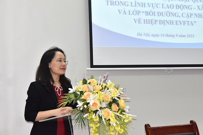 Khai giảng lớp “Bồi dưỡng kiến thức về hội nhập quốc tế trong lĩnh vực lao động và xã hội” và Lớp “Bồi dưỡng, cập nhật về Hiệp định EVFTA” - Ảnh 1. Khai giảng lớp “Bồi dưỡng kiến thức về hội nhập quốc tế trong lĩnh vực lao động và xã hội” và Lớp “Bồi dưỡng, cập nhật về Hiệp định EVFTA” - Ảnh 1.