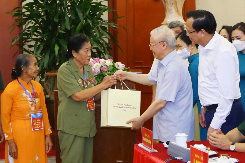 Tổng bí thư Nguyễn Phú Trọng tặng quà các đại biểu người có công.