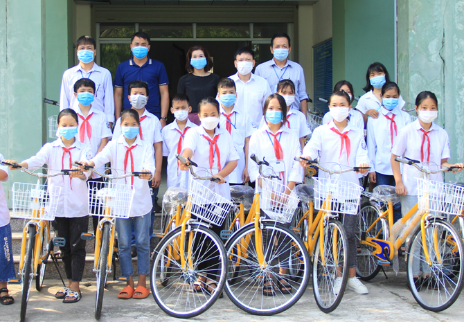 Trao tặng 30 xe đạp cho học sinh có hoàn cảnh đặc biệt khó khăn đến trường