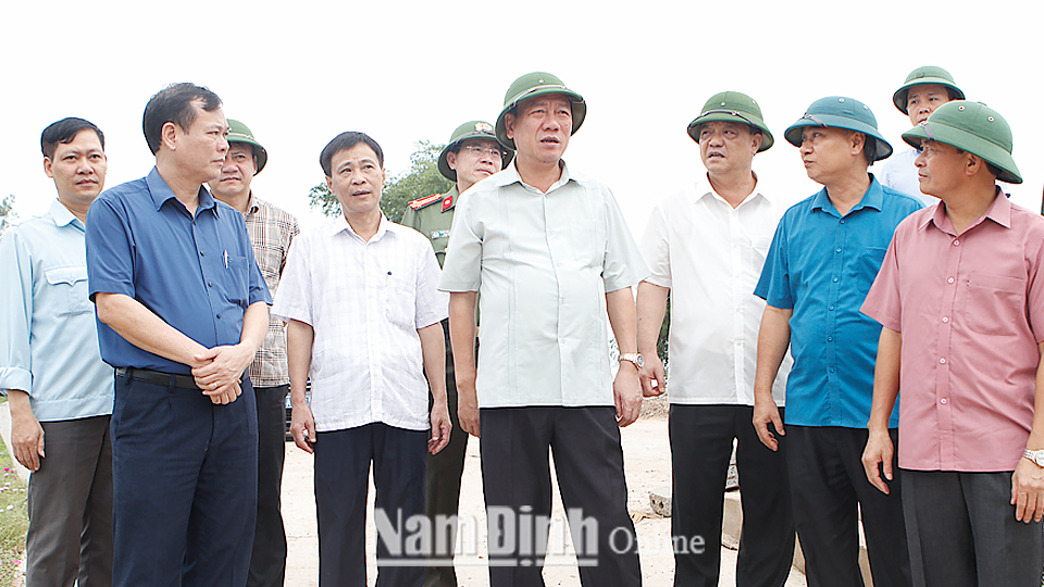 Đồng chí Đoàn Hồng Phong, Ủy viên Ban Chấp hành Trung ương Đảng, Bí thư Tỉnh ủy, Trưởng đoàn Đoàn đại biểu Quốc hội của tỉnh kiểm tra công trình