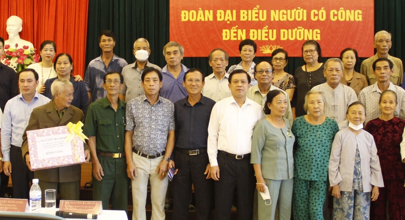 Thứ trưởng Bộ LĐ-TB&XH Nguyễn Bá Hoan chụp ảnh lưu niệm cùng đoàn đại biểu người có công TP Đà Nẵng.