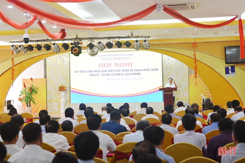 Cổng TTĐT Bộ Lao động- Thương binh và Xã hội Truyền thông thay đổi nhận thức về bình đẳng giới cho Giám đốc các sở, ban ngành cấp tỉnh; Bí thư, Chủ tịch các huyện, thành phố, thị xã trên địa bàn Hà Tĩnh