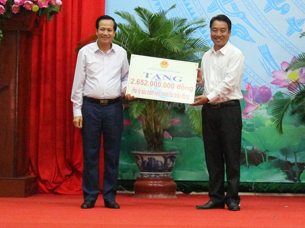 Trao học bổng cho học sinh có hoàn cảnh đặc biệt khó khăn và nhà tình nghĩa cho gia đình chính sách  - Ảnh 2