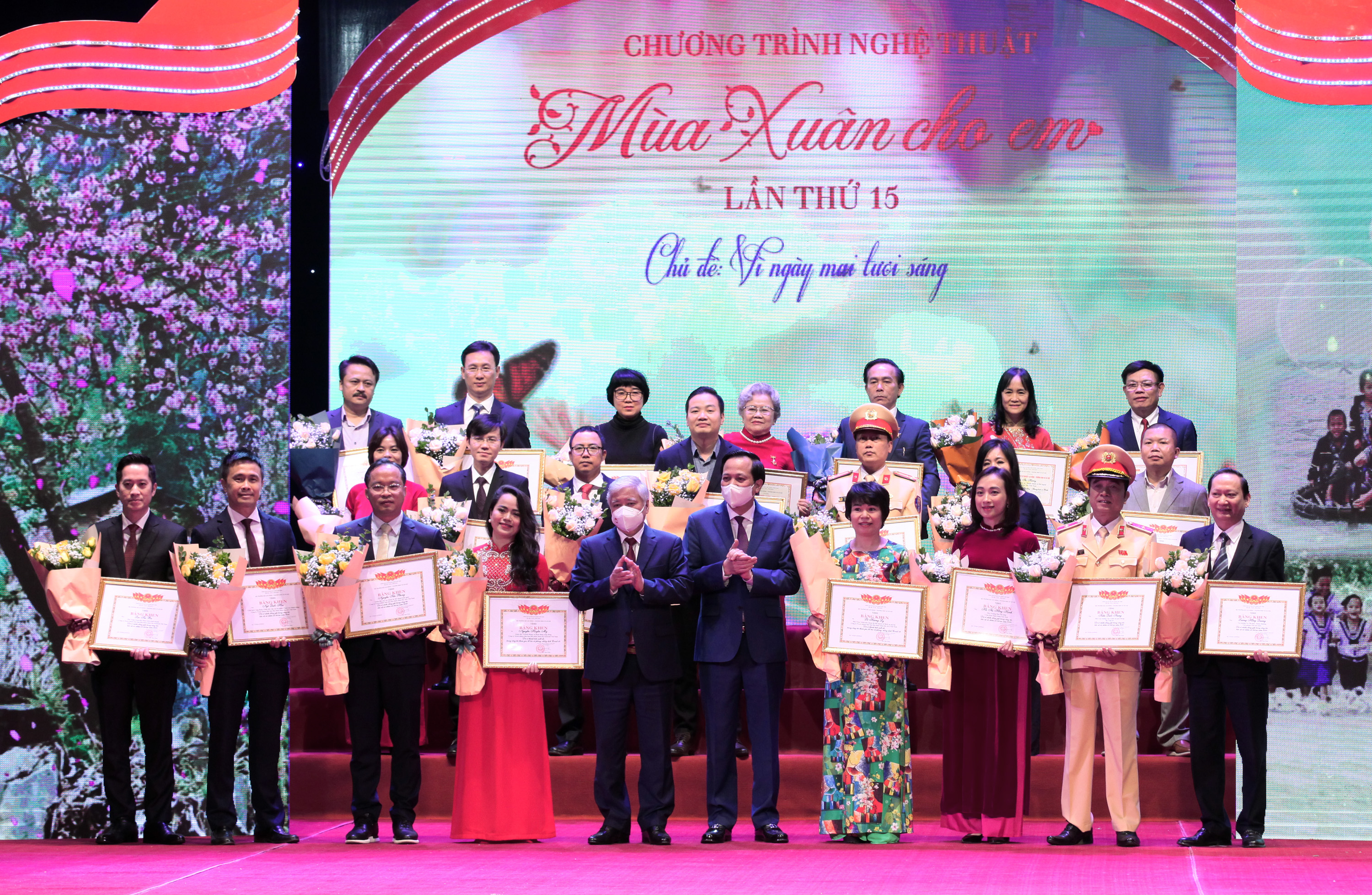 Cổng TTĐT Bộ Lao động- Thương binh và Xã hội Bộ-trưởng-Bộ-LĐTBXH-Đào-Ngọc-Dung-trao-Bằng-khen-vì-sự-nghiệp-Lao-động---Thương-binh-và-Xã-hội-cho-các-nhà-tài-trợ.jpg