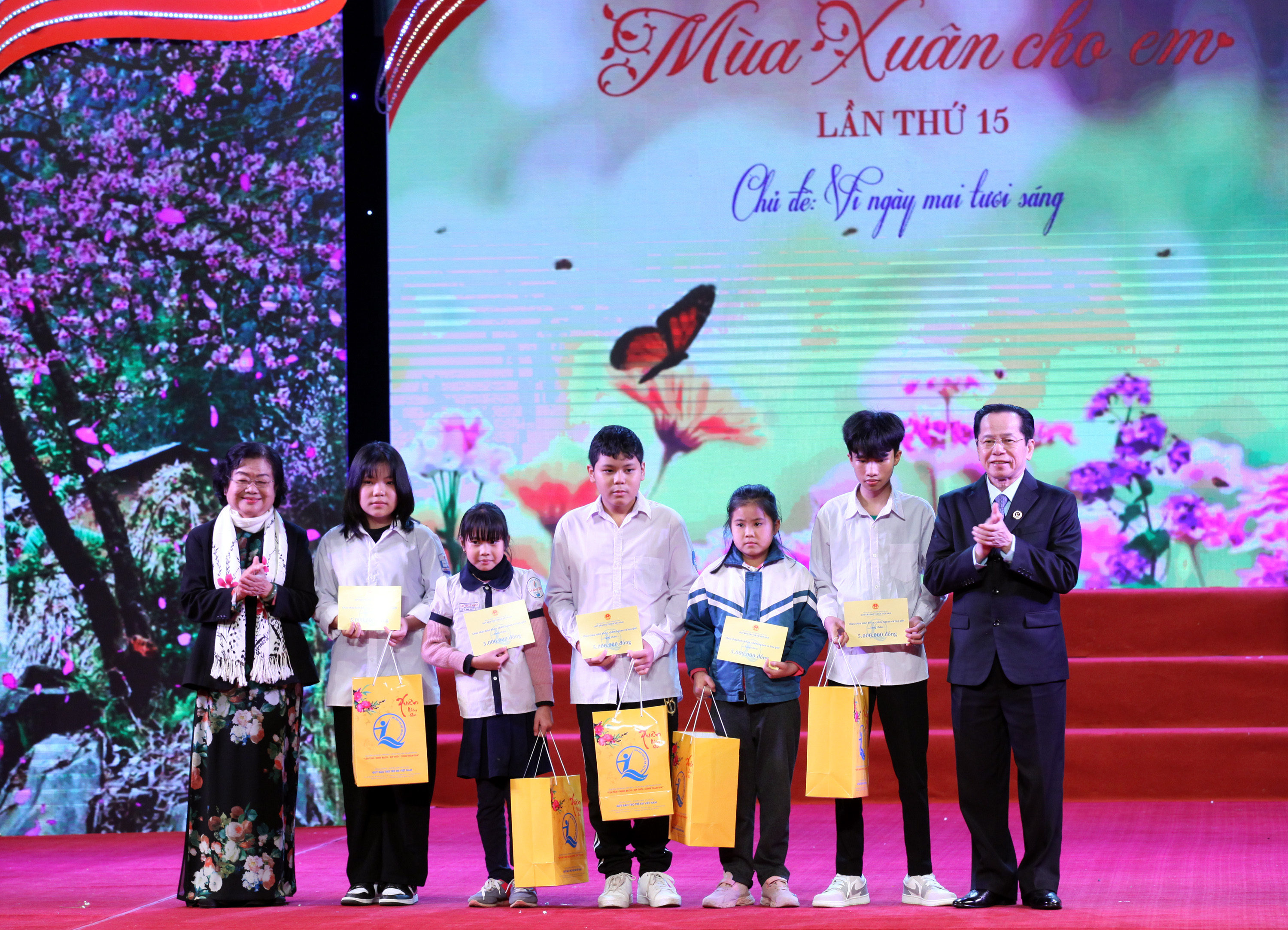 Cổng TTĐT Bộ Lao động- Thương binh và Xã hội Tặng-quà-cho-trẻ-em-là-nạn-nhân-trong-đại-dịch-covid-19-tại-chương-trình.jpg