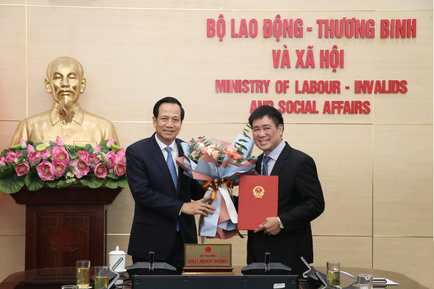 Bộ trưởng Đào Ngọc Dung trao Quyết định nghỉ hưởng chế độ bảo hiểm xã hội cho Giám đốc Quỹ Bảo trợ trẻ em Việt Nam