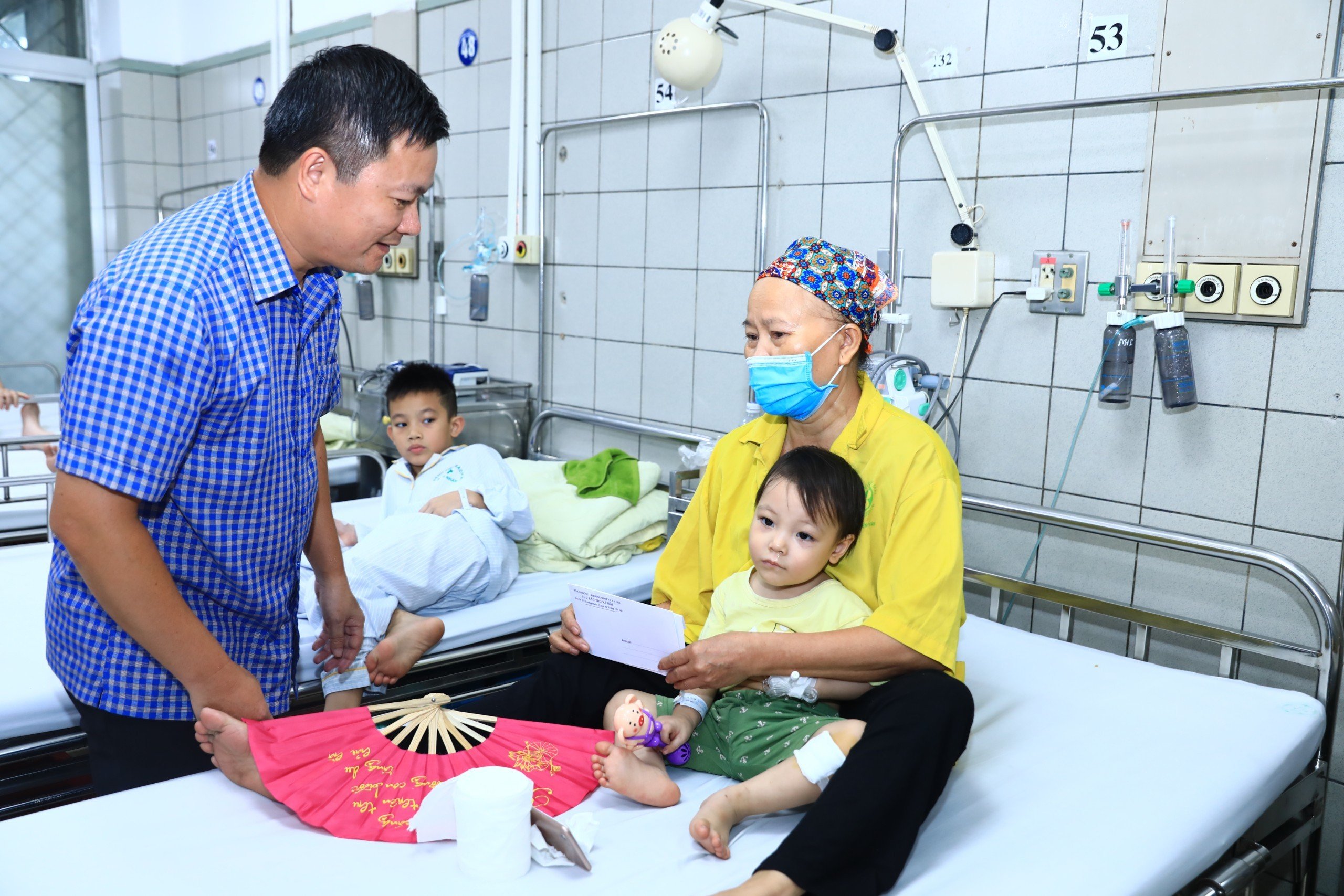 Đại diện Bộ Lao động – Thương binh và Xã hội thăm hỏi, động viên bệnh nhi trong vụ cháy chung cư mini
