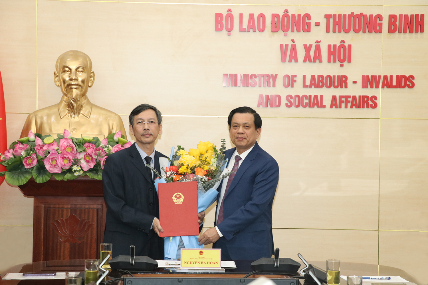 Thứ trưởng Nguyễn Bá Hoan trao Quyết định nghỉ hưởng chế độ bảo hiểm xã hội tới Phó Vụ trưởng Vụ Kế hoạch - Tài chính.