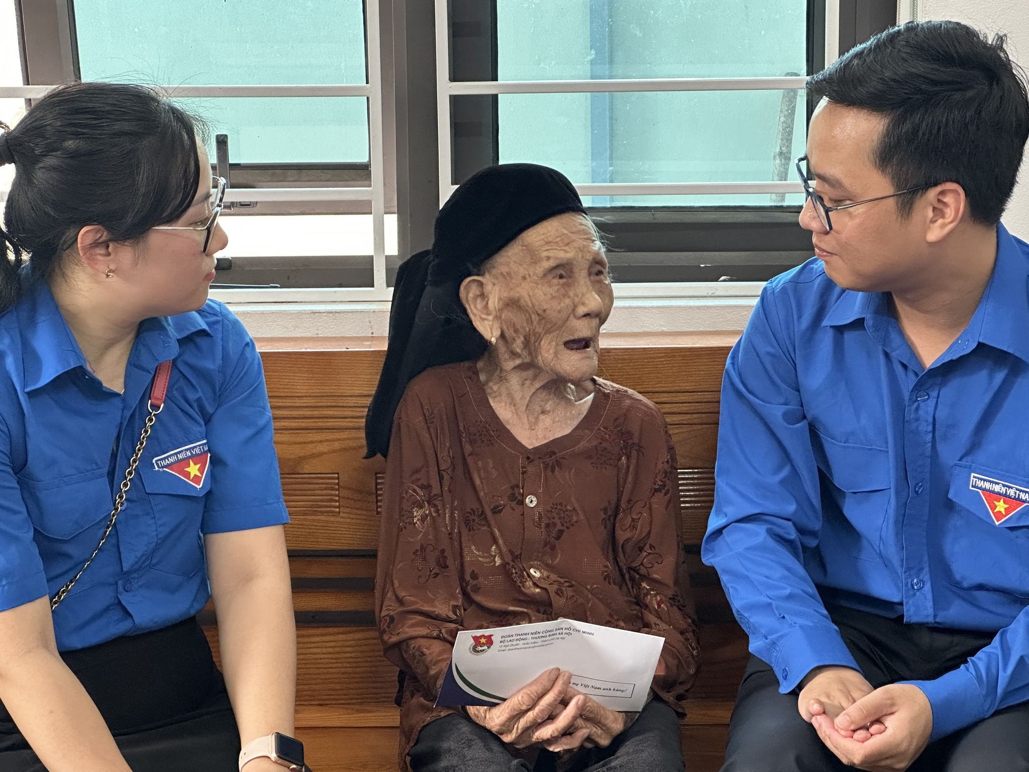 Đoàn thanh niên Bộ tổ chức hoạt động khám bệnh, phát thuốc, tặng quà cho cựu chiến binh, cựu thanh niên xung phong và thăm hỏi, tặng quà Mẹ việt Nam Anh Hùng