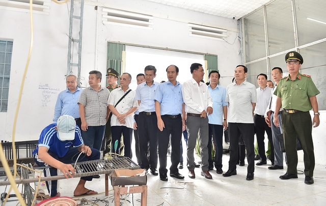 Phó Thủ tướng Trần Lưu Quang khảo sát tình hình điều trị cai nghiện ma túy tại Vĩnh Long