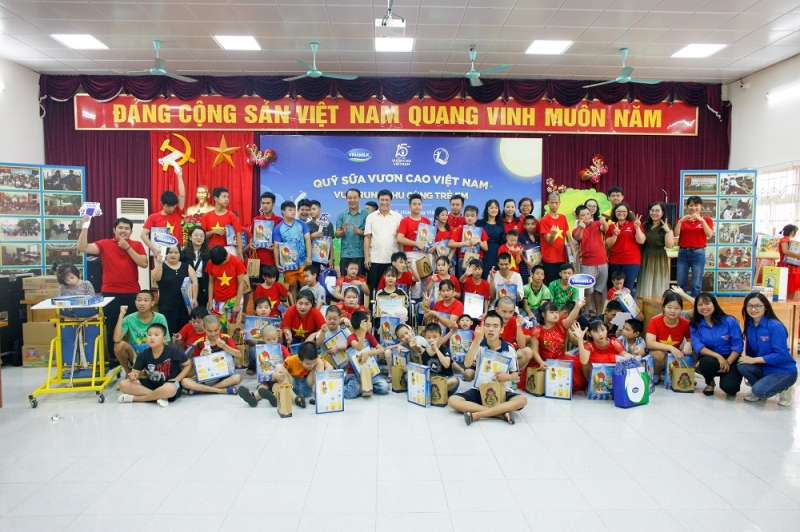 Quỹ sữa Vươn cao Việt Nam vui trung thu cùng trẻ em